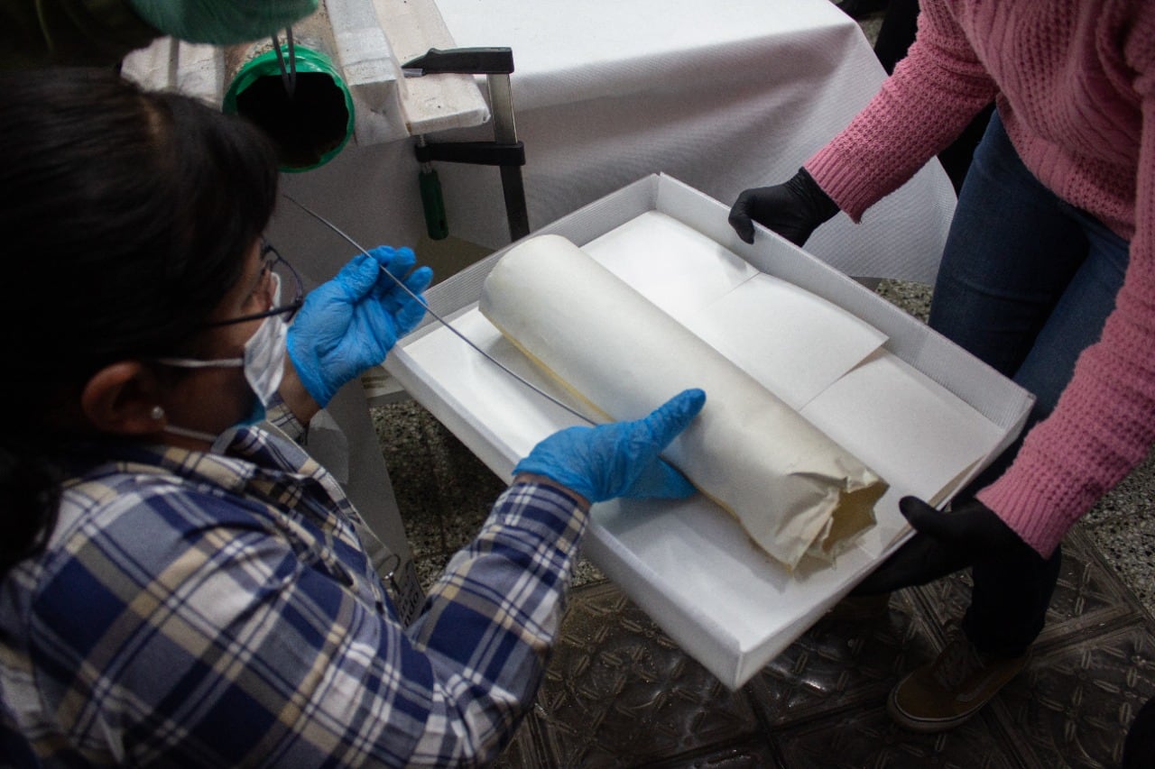 Dentro de la Cápsula del tiempo de Tolhuin, había documentos en soporte papel, diferentes documentos y escritos.