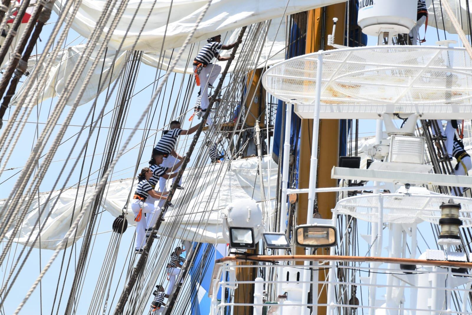 La Fragata Libertad visita el puerto de Ushuaia