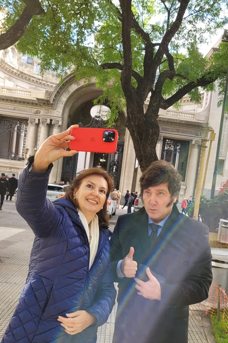 Diana Mondino, junto a Javier Milei.