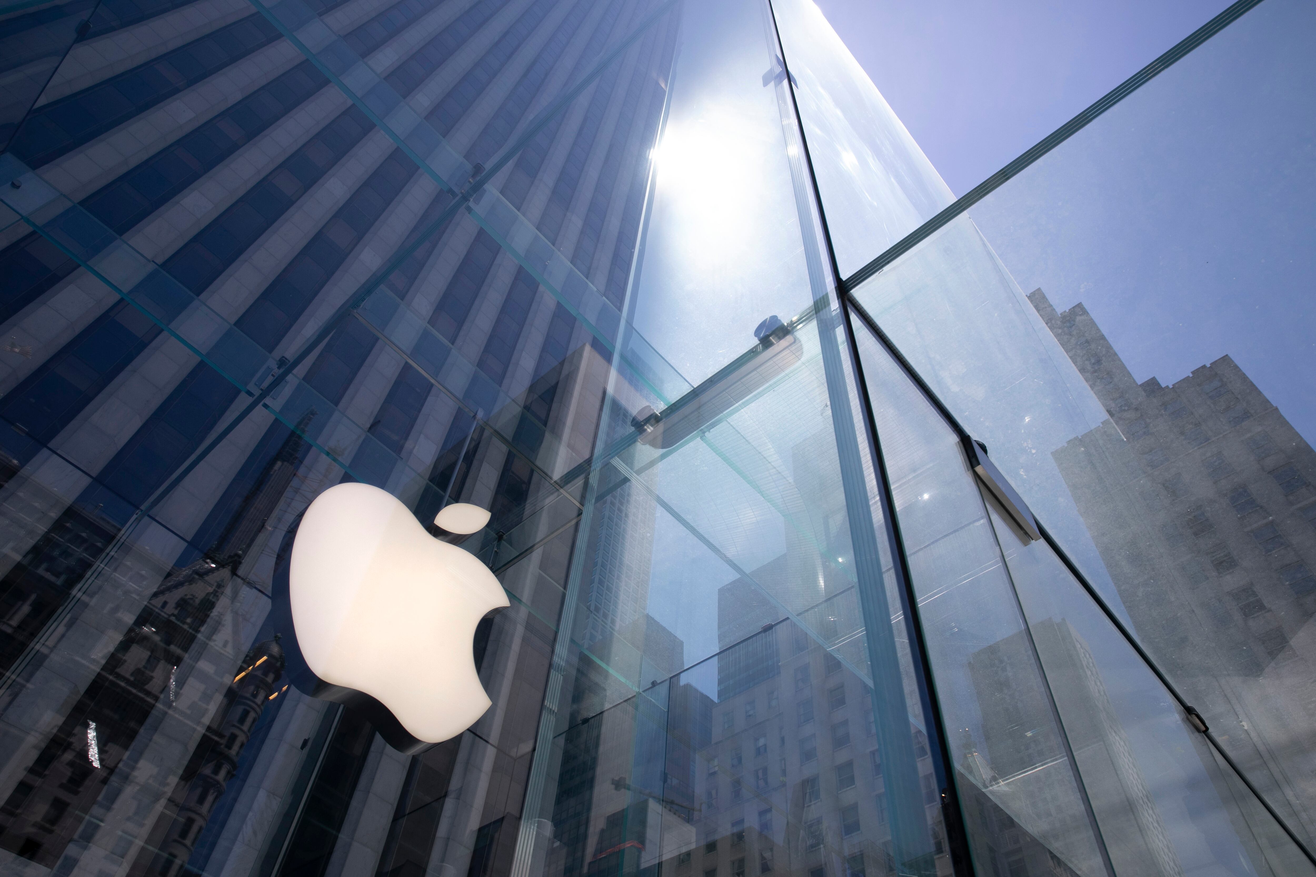 ARCHIVO - En esta fotografía del 16 de junio de 2020, el sol se refleja en la tienda de Apple en la 5ta Avenida de Nueva York. (AP Foto/Mark Lennihan, Archivo)