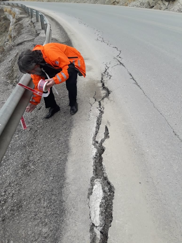 Personal de Protección Civil marcó las grietas en el Paso Garibaldi.