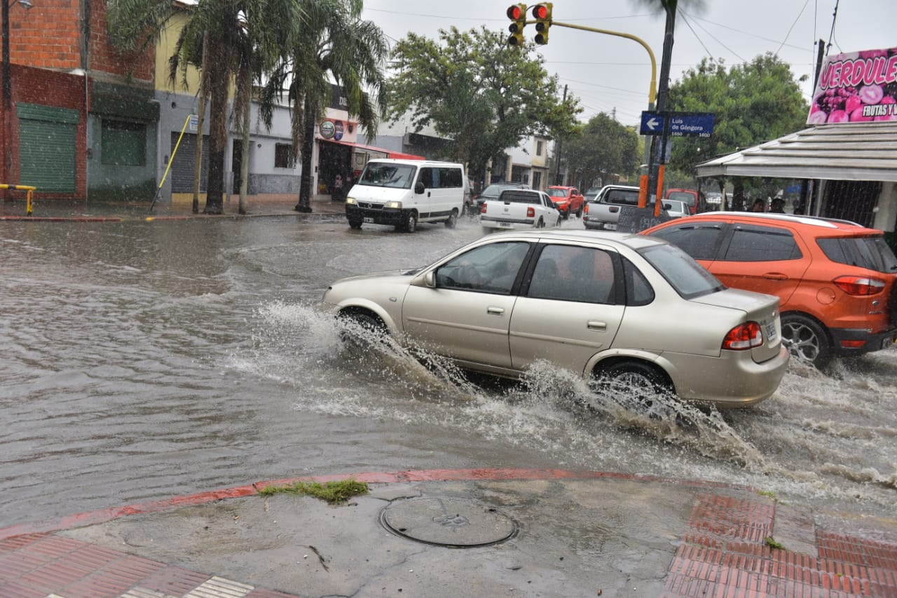 La lluvia y el frío llegaron este martes a Córdoba.