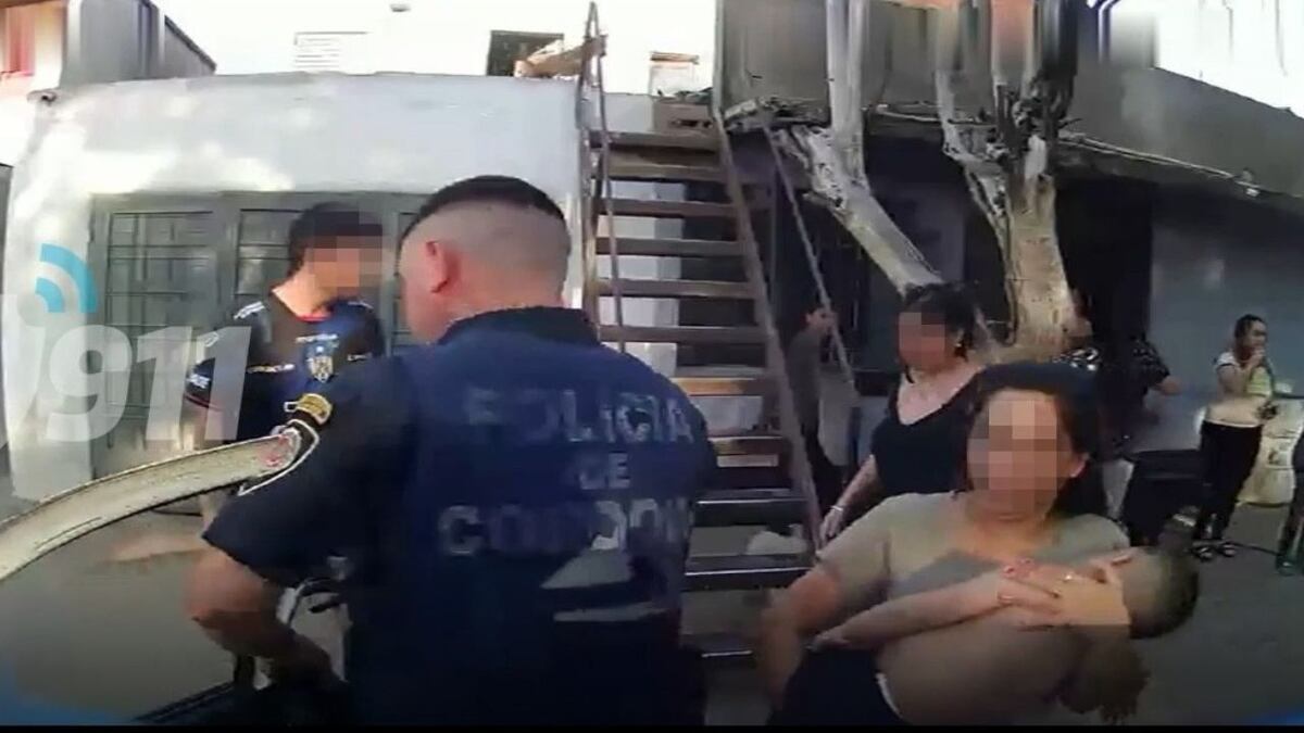 Video en Córdoba: salvaron a un bebé que se ahogaba en una pileta gracias a las instrucciones de la Policía