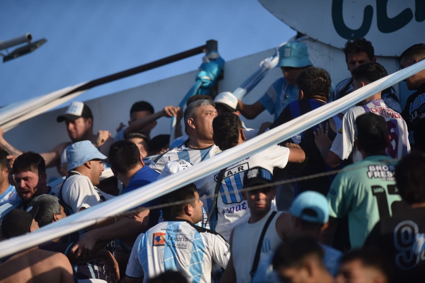 Incidentes en la tribuna de Racing de Nueva Italia. (Javier Ferreyra / La Voz).