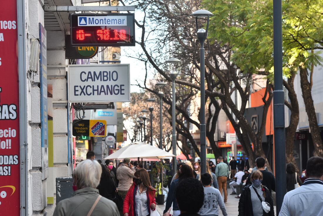 Cotización de dólares y moneda extranjera en las casas de cambio de la city cordobesa. (Pedro Castillo/La Voz)