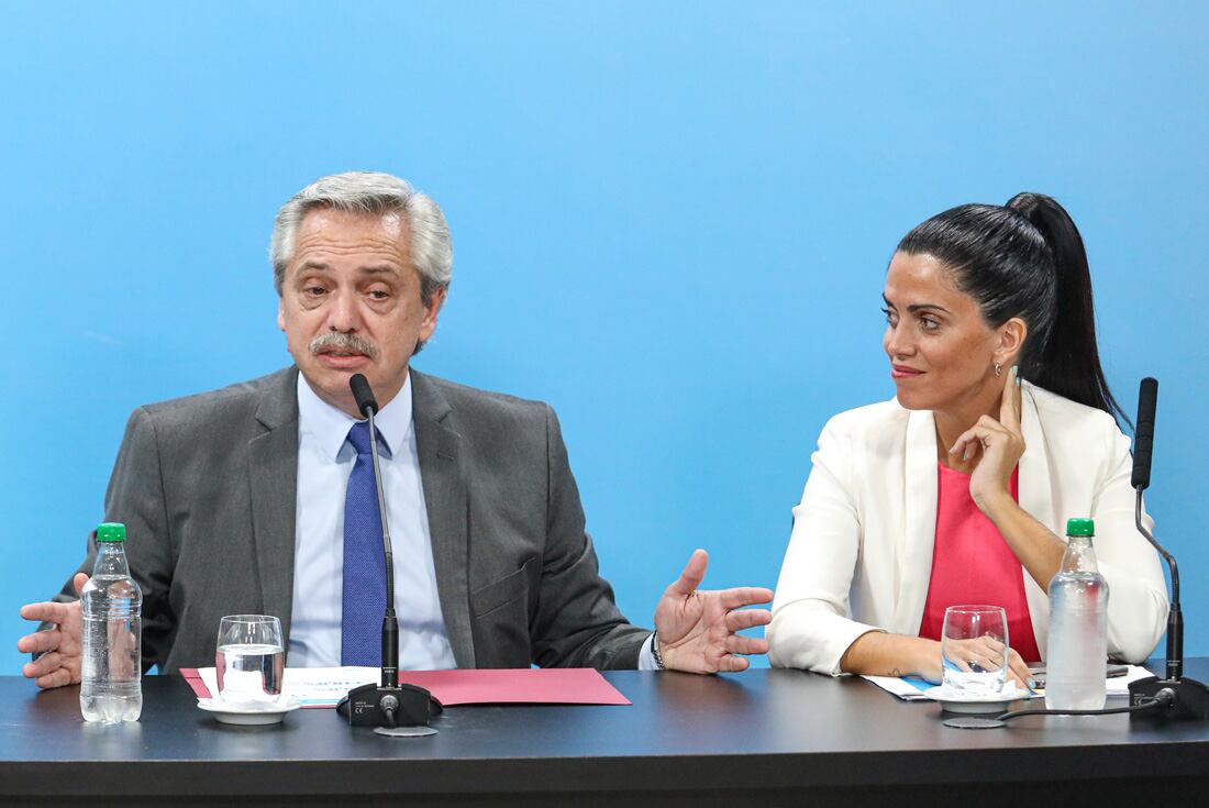 Alberto Fernández junto a la directora del PAMI, Luana Volnovich.