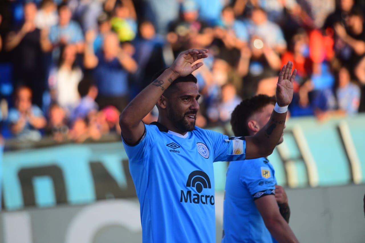 Franco Jara festeja el primer tanto de Belgrano ante Estudiantes de La Plata en Alberdi. (Javier Ferreyra / La Voz)