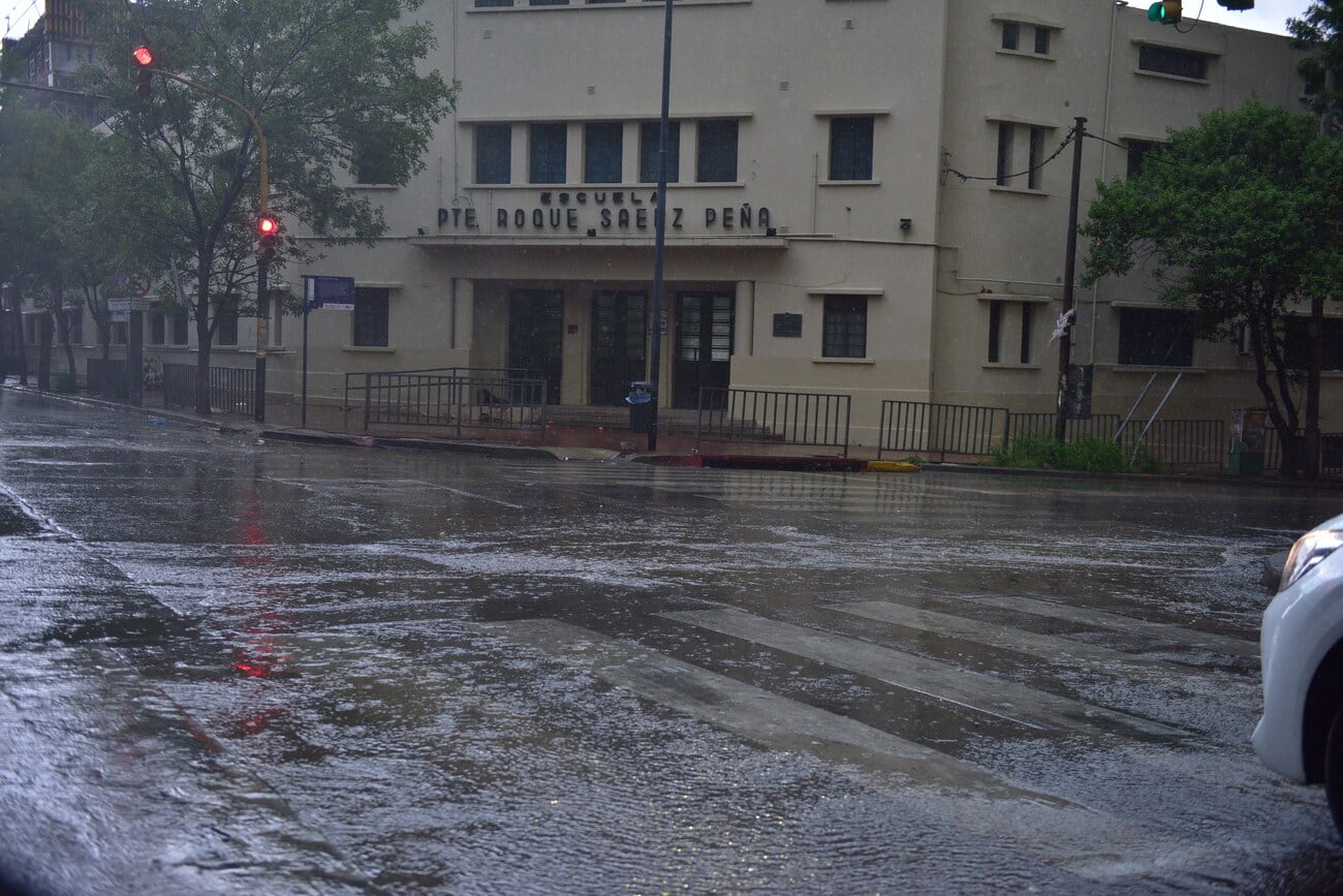 Tormenta y calles anegadas en la Ciudad de Córdoba