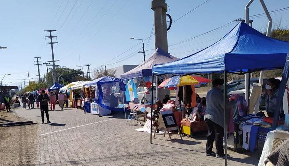 La Feria Regional de Zona Sur en el paseo Av. Excombatientes de Malvinas, cuando se inauguró. Debieron mudarse de lugar por quejas de vecinos.