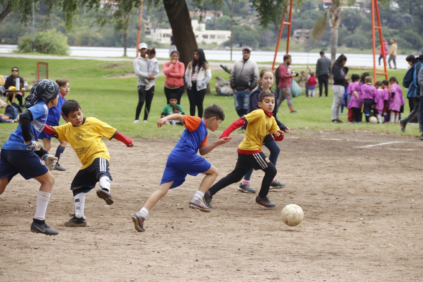 Primer encuentro de fútbol infantil