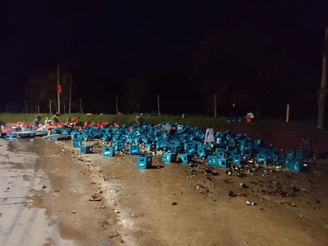 Mercadería del camión que volcó en Apóstoles