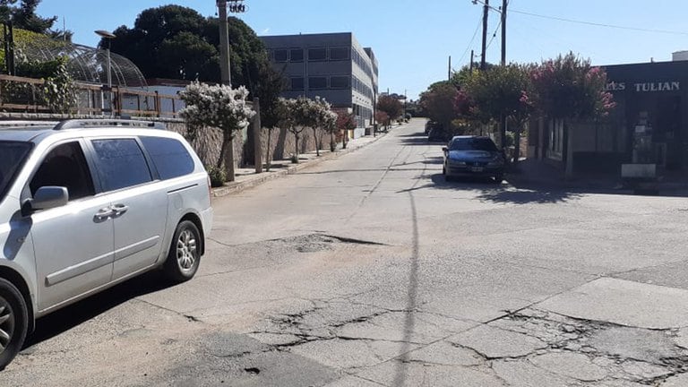 El auto que fue atacado por los agresores. Mientras en su interior estaban la esposa de la víctima, una abuela de 91 años, y sus hijos de entre uno y 17 años.