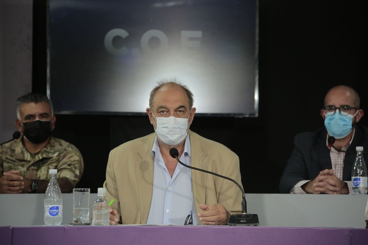 El ministro de Salud Antonio Buljubasich instó a la comunidad a "ser solidaria con el sistema de salud, concurriendo a los centros de vacunación".