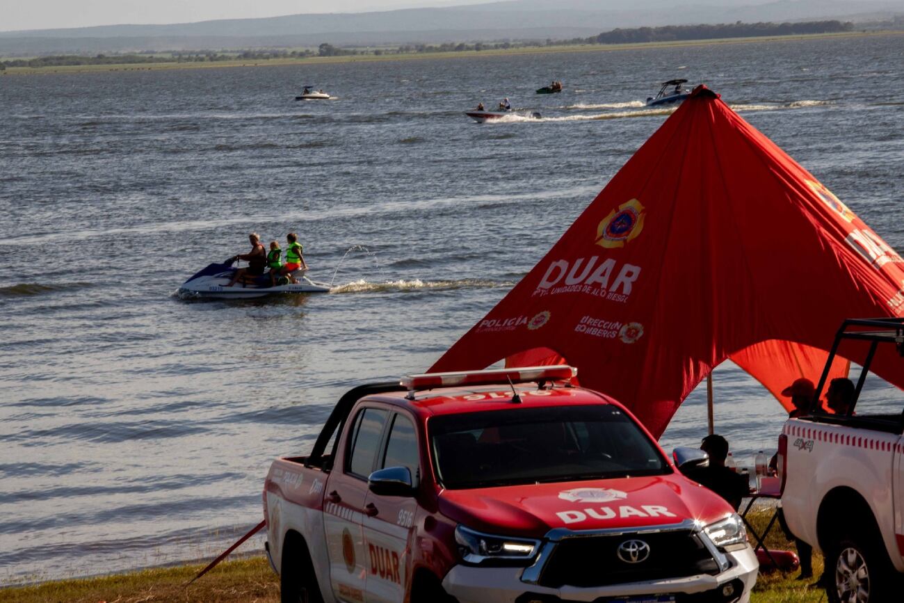 Villa Rumipal. Operativo de seguridad en el Embalse de Río Tercero para encontrar a uno de los ocupantes de la embarcación. (Nelson Torres / La Voz)