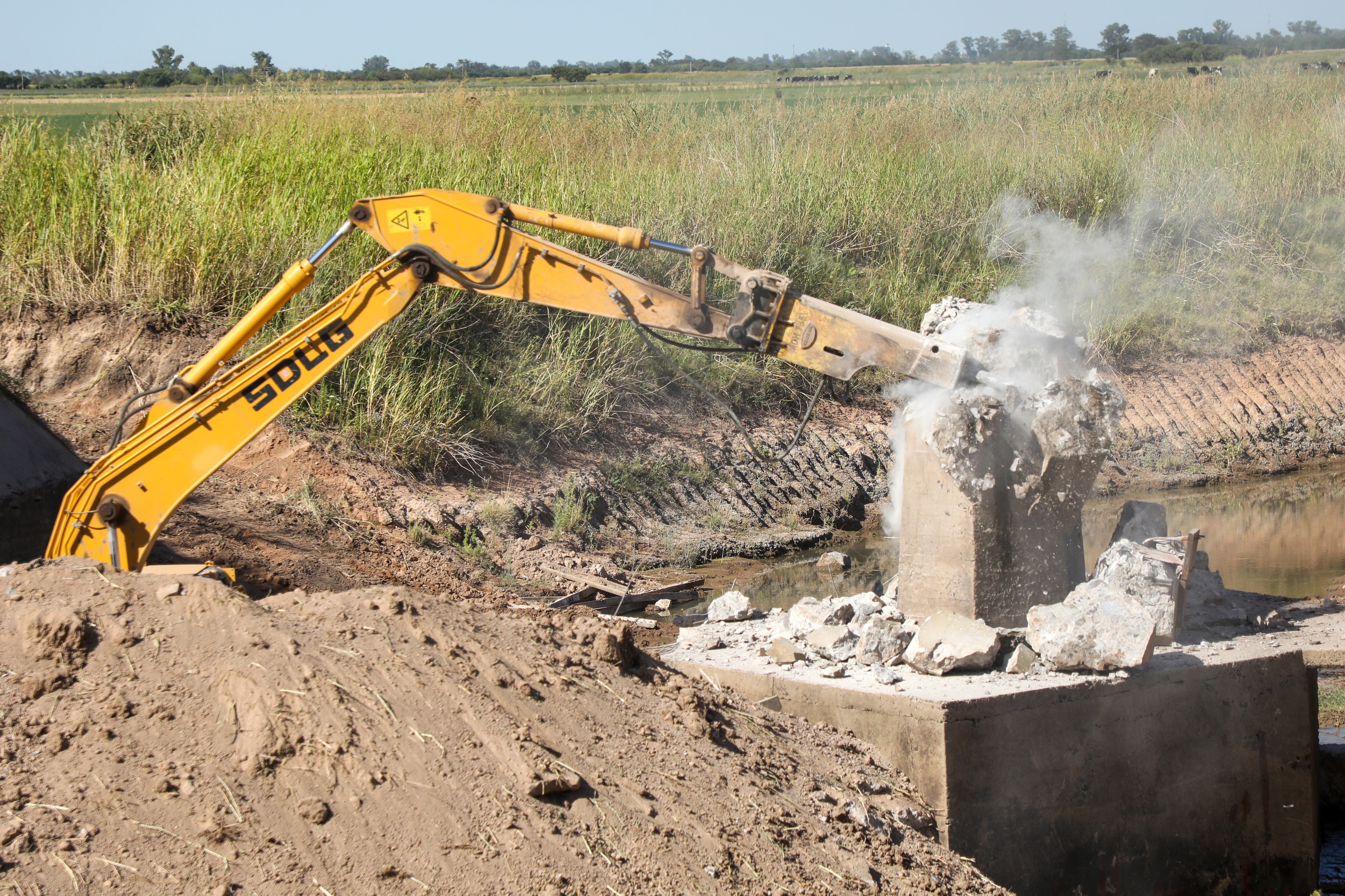 Perotti recorrió los trabajos de reacondicionamiento del Canal Vila Cululú y Cañada Sunchales