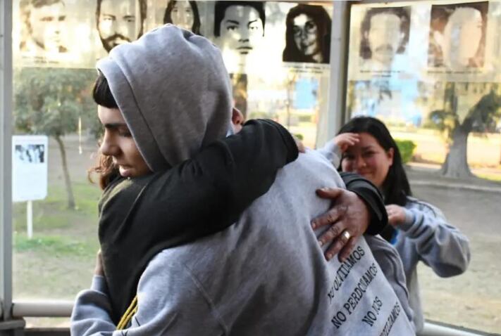 Milo J durante su recorrido en la Casa de la Memoria y la Vida