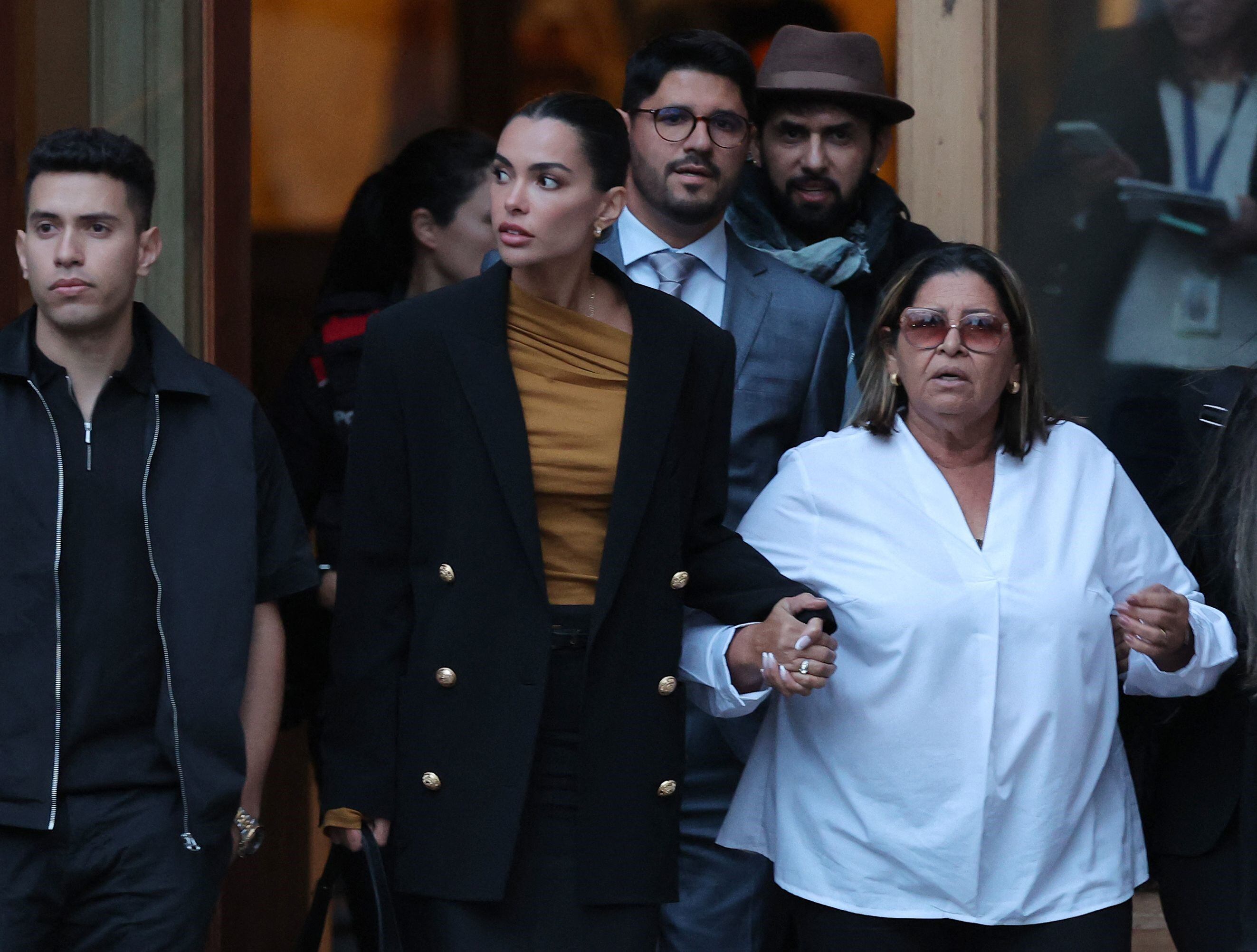 Joana Sanz y Lucía Alves, esposa y madre del jugador.