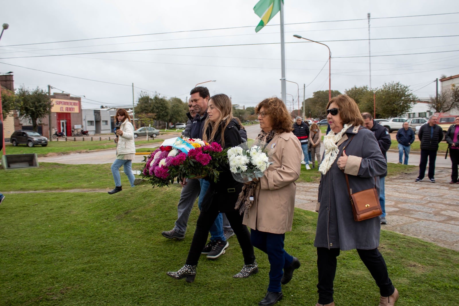 ofrenda floral al conmemorarse el 41º aniversario del fallecimiento de Héctor Ricardo Volponi