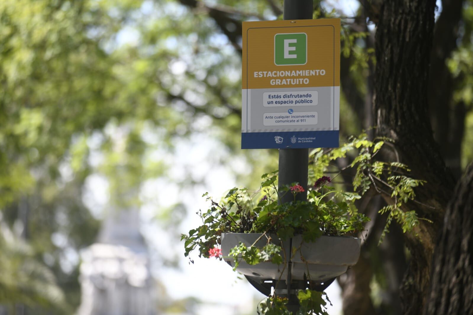 La Guardia Urbana, presente en un Parque Sarmiento sin naranjitas. (La Voz / Ramiro Pereyra)