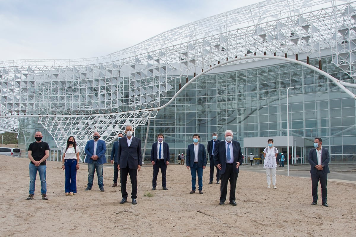 Ginés Gonzales García y Alberto Rodríguez Saa de recorrida por obra de hospital en construcción