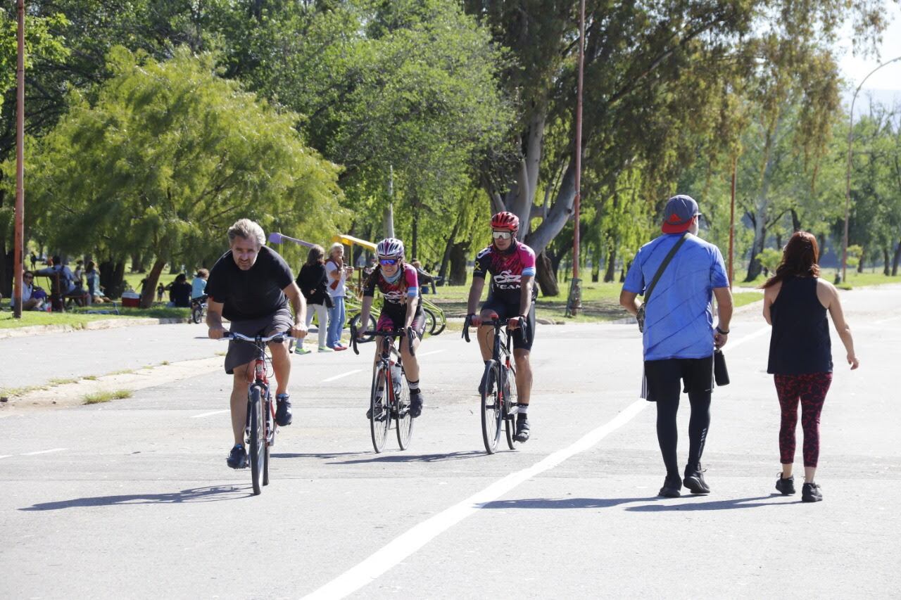 Ciclistas y familias enteras paseando por la costanera en un "finde" con un clima ideal.