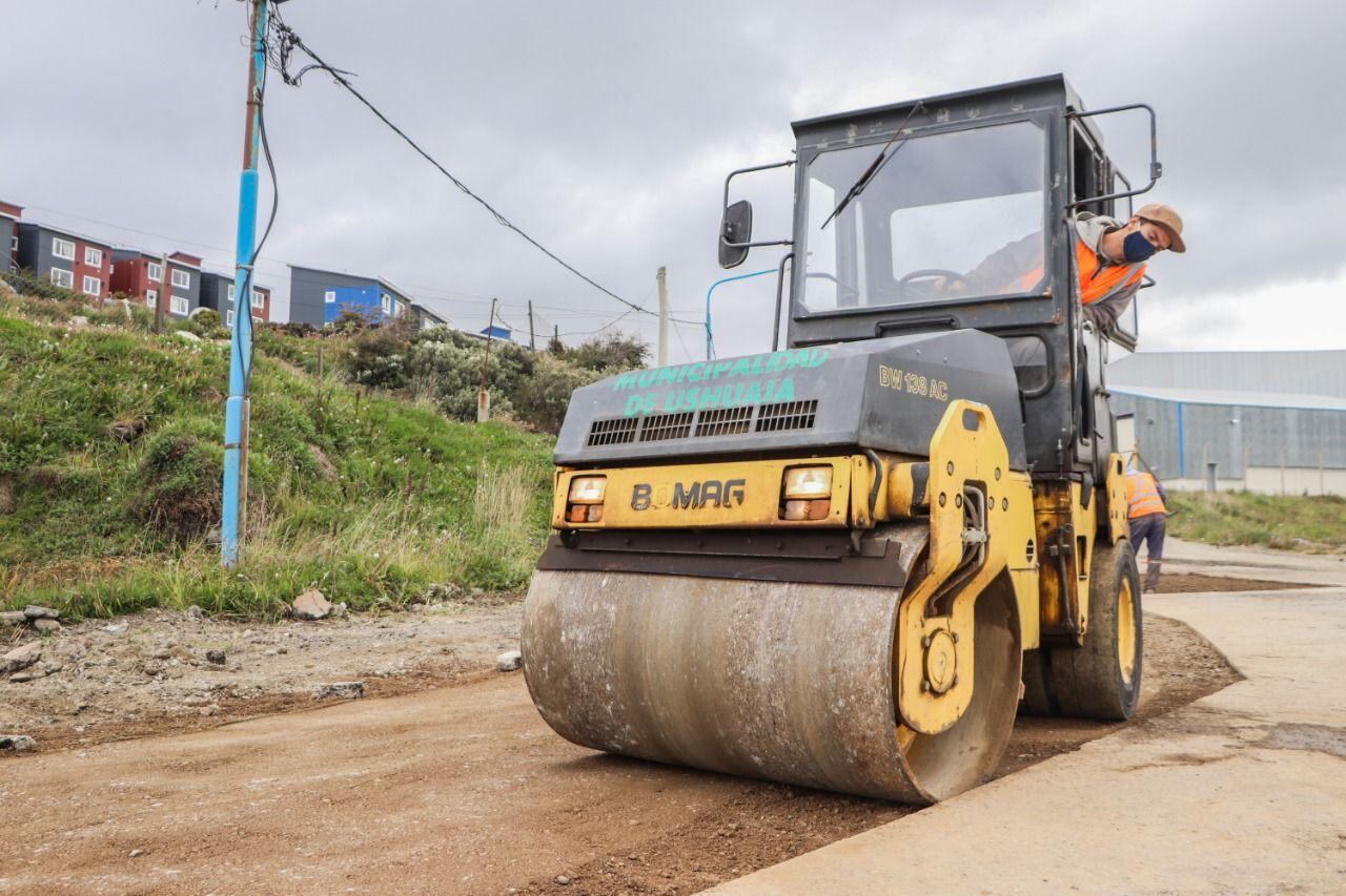 El Municipio realiza trabajos de bacheo en el ingreso al B° 640 viviendas.