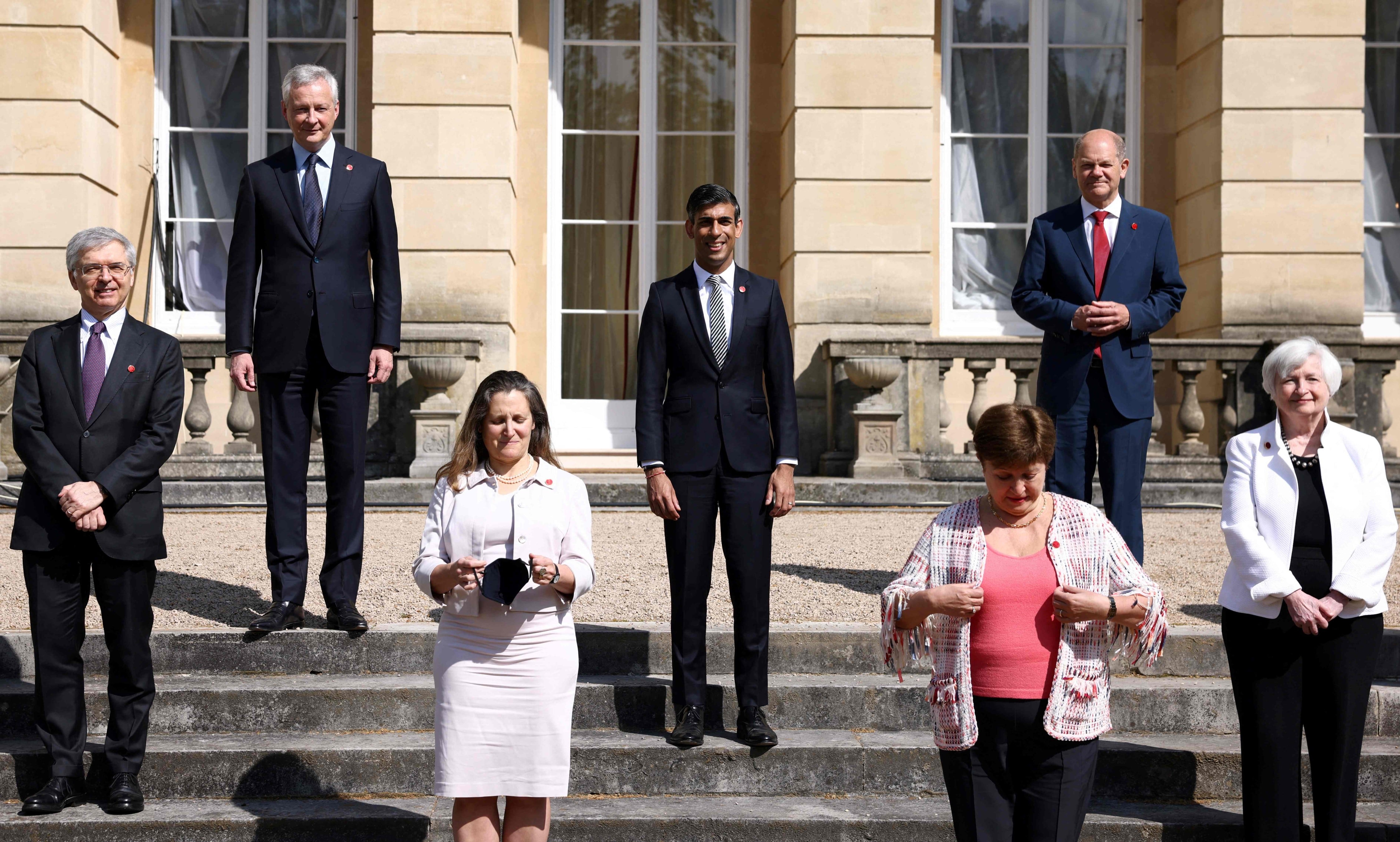 Los ministros de Canada, Chrystia Freeland; Reino Unido, Rishi Sunak; la titular del FMI, Kristalina Georgieva; el ministro de Alemania, Olaf Scholz; de EE.UU. Janet Yellen; el secretario de la OCDE, Mathias Cormann, y el ministro de Japón Taro Aso, se preparan para posar en la foto de familia del G7. Foto DPA