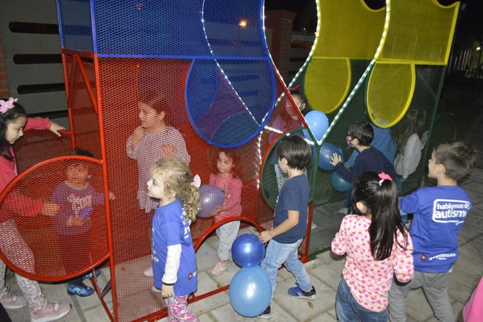 Las construcciones buscan visibilizar la diversidad de personas y familias con autismo para minimizar los prejuicios y discriminación en su contra.