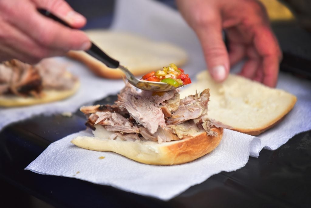 Con esta medida se busca brindar las herramientas a los trabajadores para manipular alimentos de manera segura.