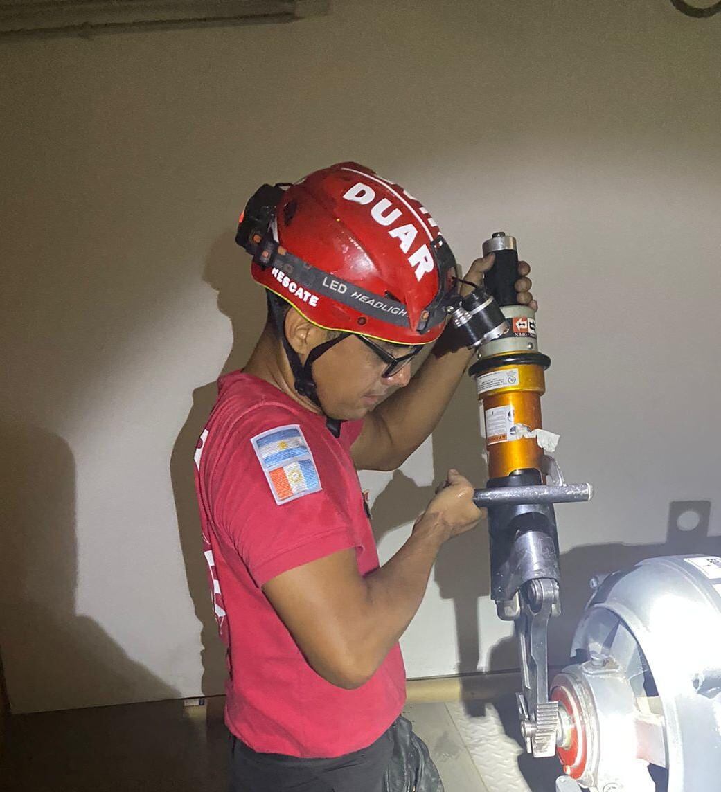 Bomberos destrabaron el elevador accediendo a la sala de máquinas.