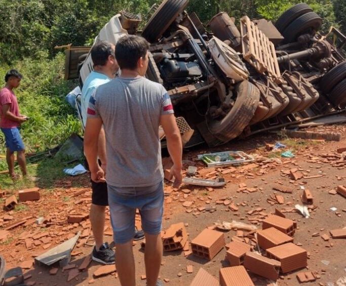 Jardín América: un camión que transportaba ladrillos despistó y volcó su carga sobre la ruta.