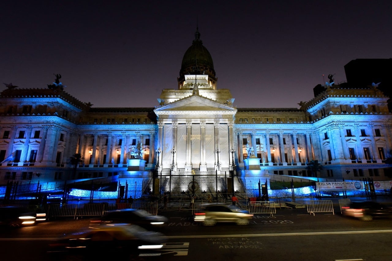 Así luce el Congreso, en la vigilia por los 40 años de la Guerra de las Islas Malvinas.