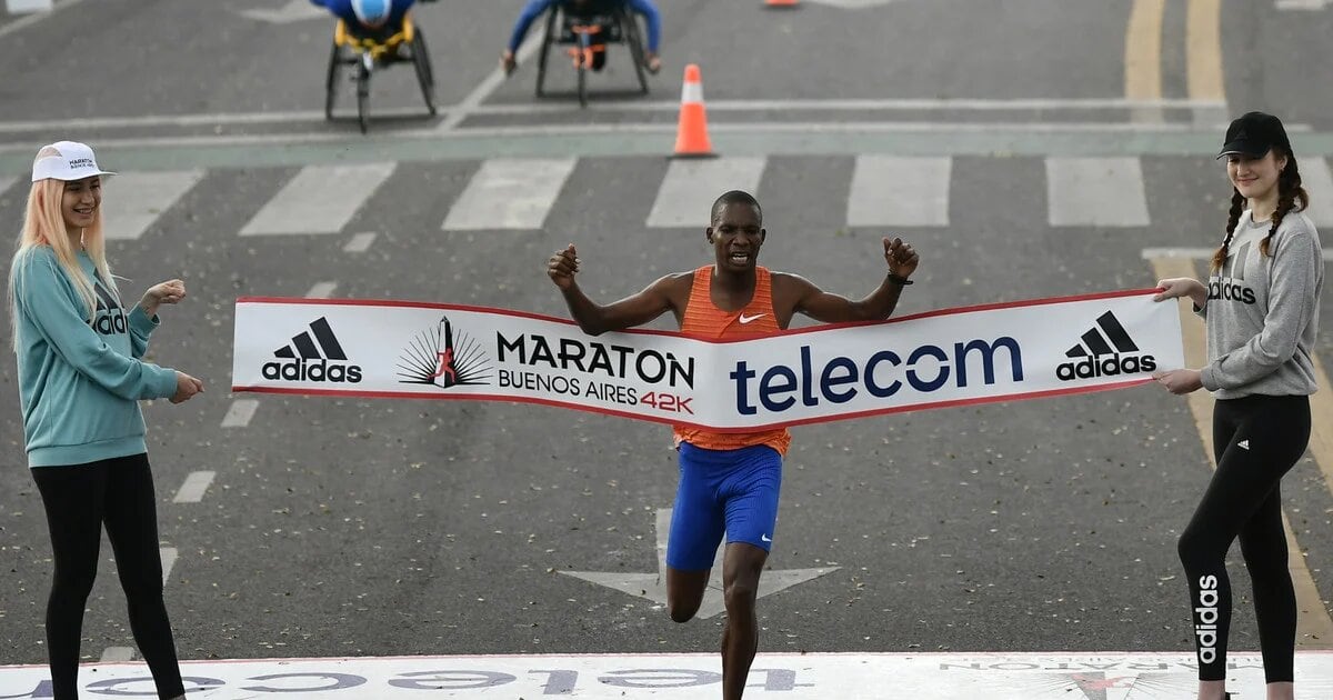 El keniata Victor Kipchirchir obtuvo el primer lugar en el circuito de los 42 km.