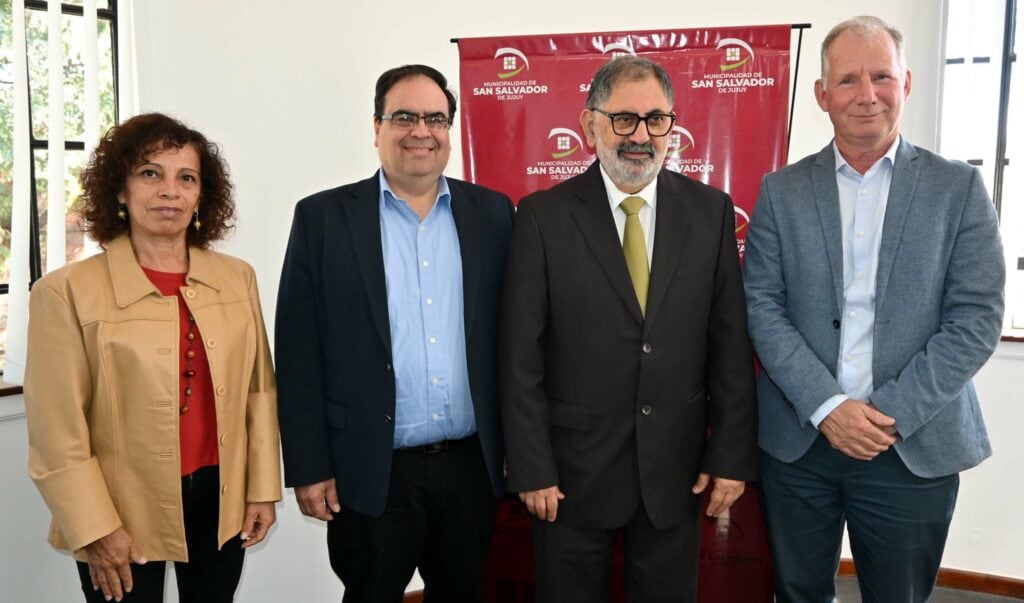 Adriana Díaz, Francis Fragano, Raúl Jorge y Klaas de Groot posaron para los medios al momento de los saludos protocolares, en la sede de la Intendencia.