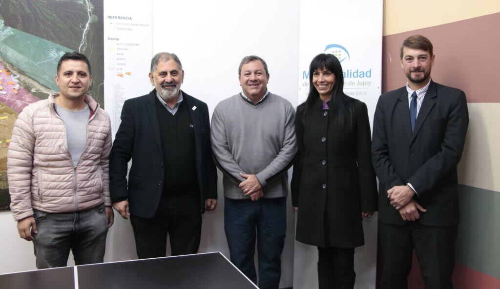 El intendente Jorge y miembros de su gabinete recibieron al presidente de la Unión Jujeña de Rugby, José García Naser.