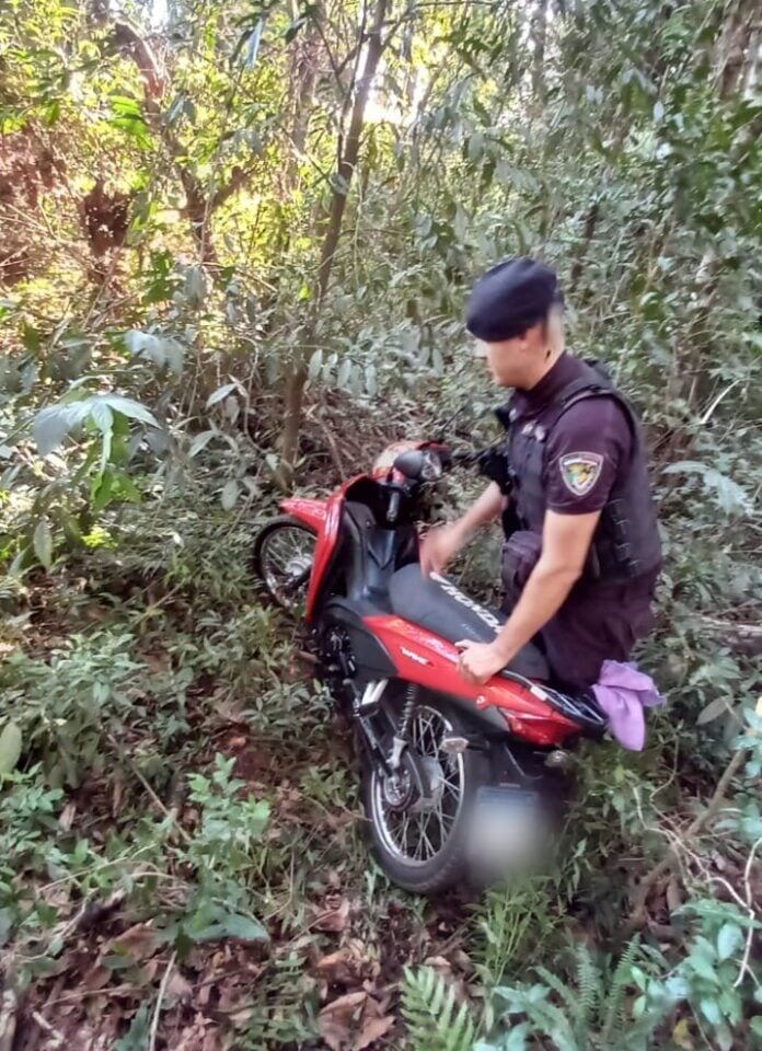 Recuperan una motocicleta robada que había sido abandonada en Oberá.