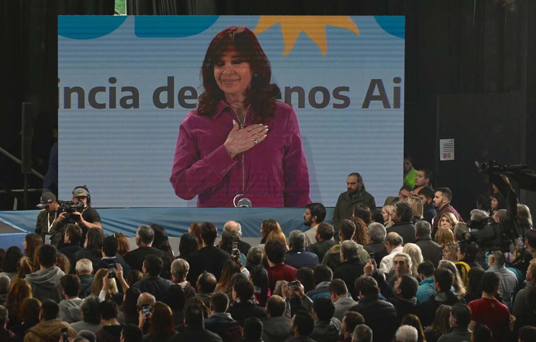 Cristina Kirchner habla desde la ciudad bonaerense de Ensenada  como parte de los homenajes del Frente de Todos por el 48º aniversario de la muerte del líder justicialista Juan Domingo Perón (Telam)