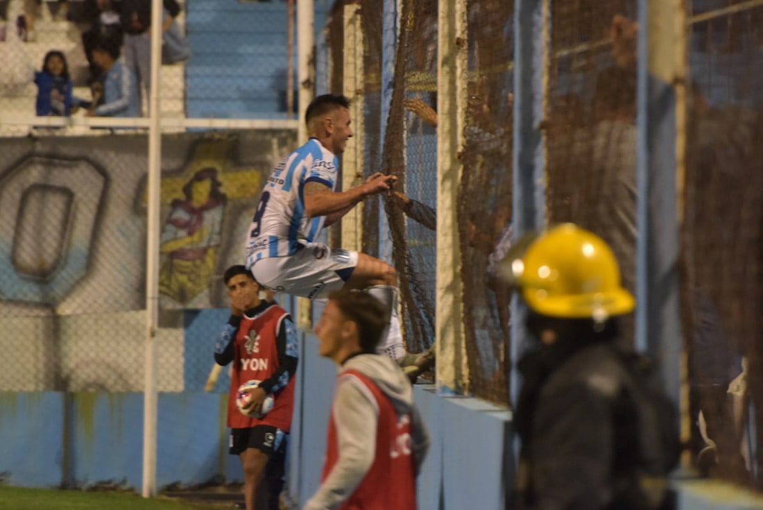 Racing de Nueva Italia contra Crucero del Norte.  (Nicolás Bravo / La Voz)