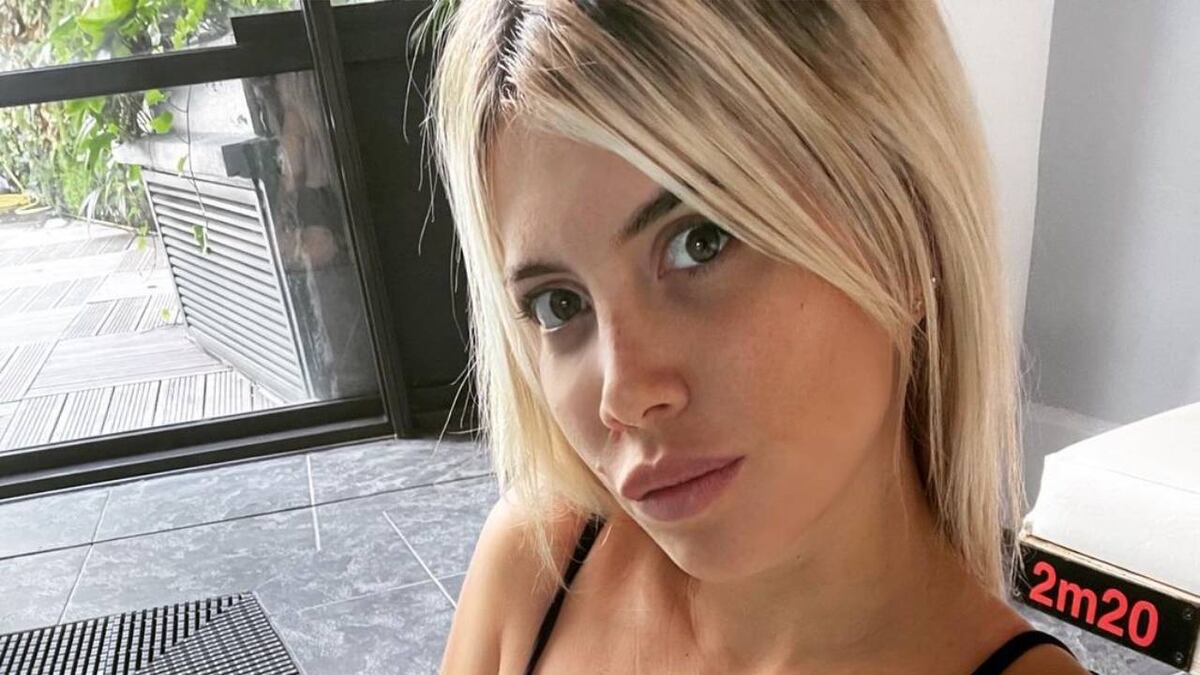 Wanda Nara deslumbró con un look elegante-sport