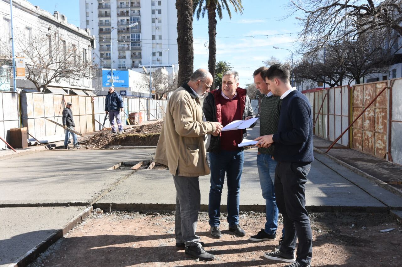 Recorrida del intendente Luis Castellano por la obra de los canteros de Bv. Santa Fe