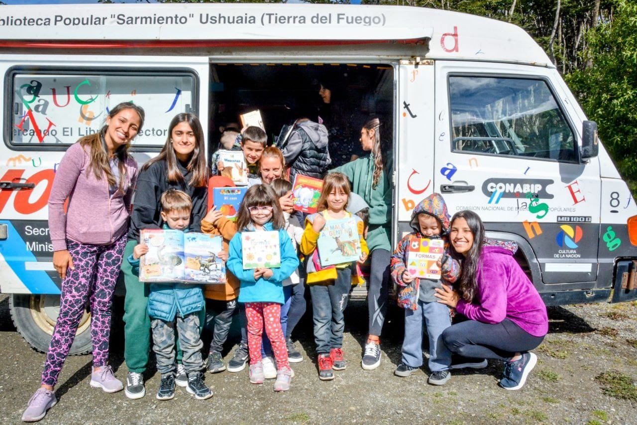 El “Bibliomóvil” visitó la Colonia Municipal Verano 2024