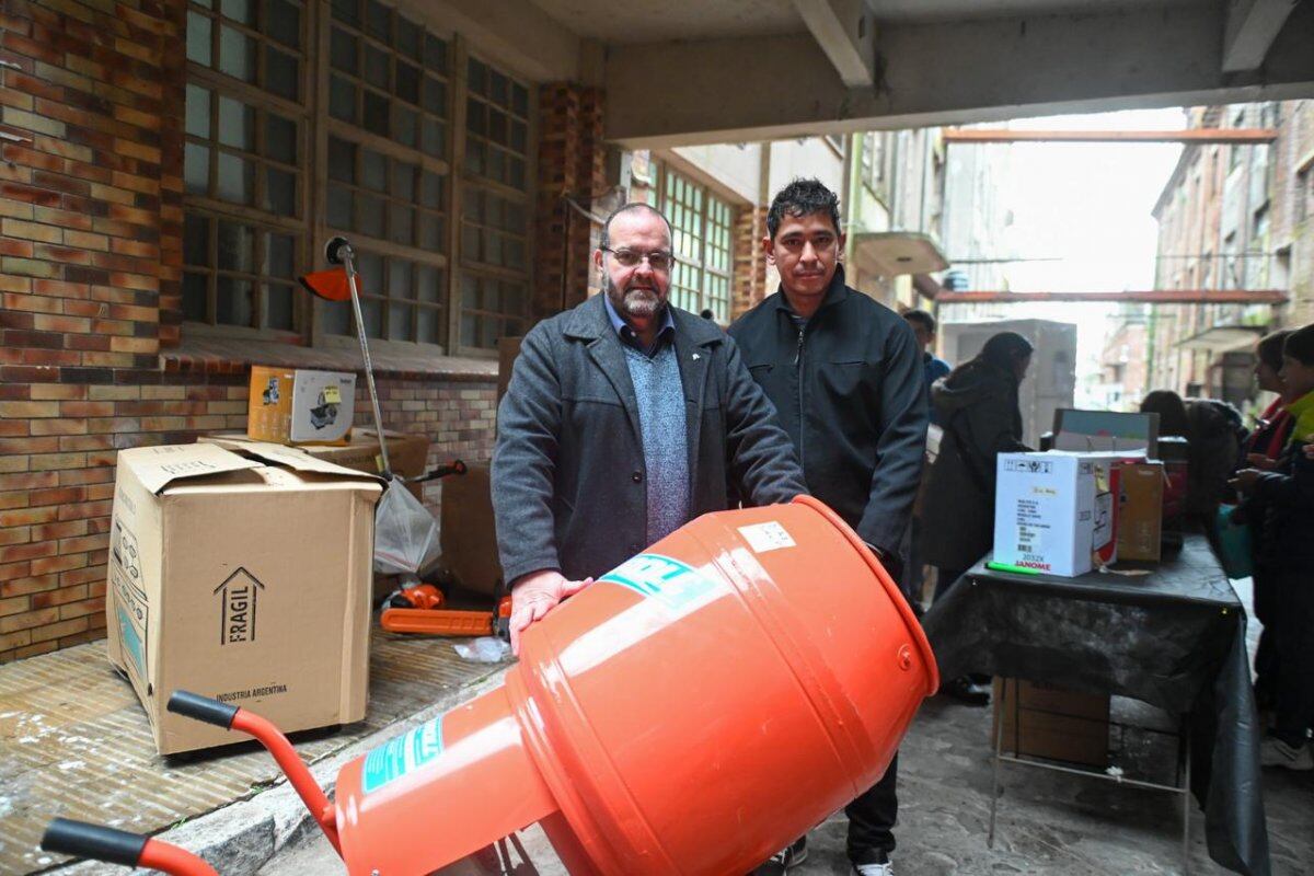 Microcréditos: el municipio entregó máquinas y herramientas a emprendedores