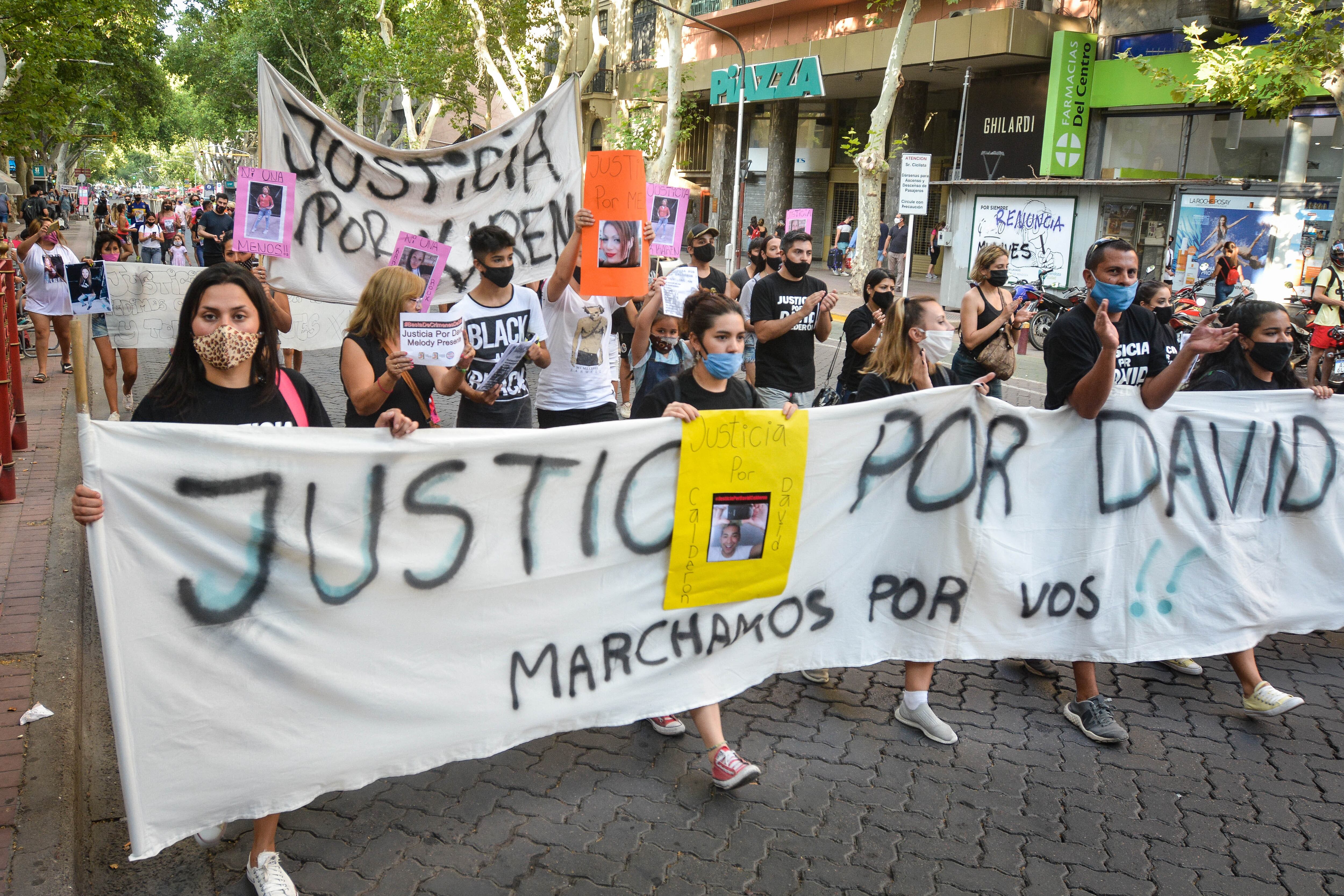 Familiares y amigos de Karen Ponce y David Calderón se concentraron en el Kilómetro 0 la semana pasada y marcharon hacia la Legislatura pidiendo justicia. Foto: Nicolás Ríos / Los Andes.