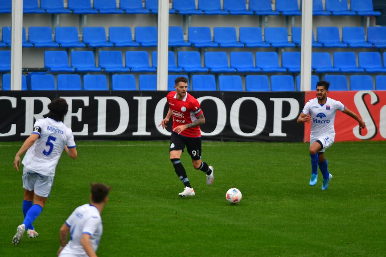 Pablo Vegetti, delantero de Belgrano, en el partido ante Tigre, por la Primera Nacional. (Federico López Claro)