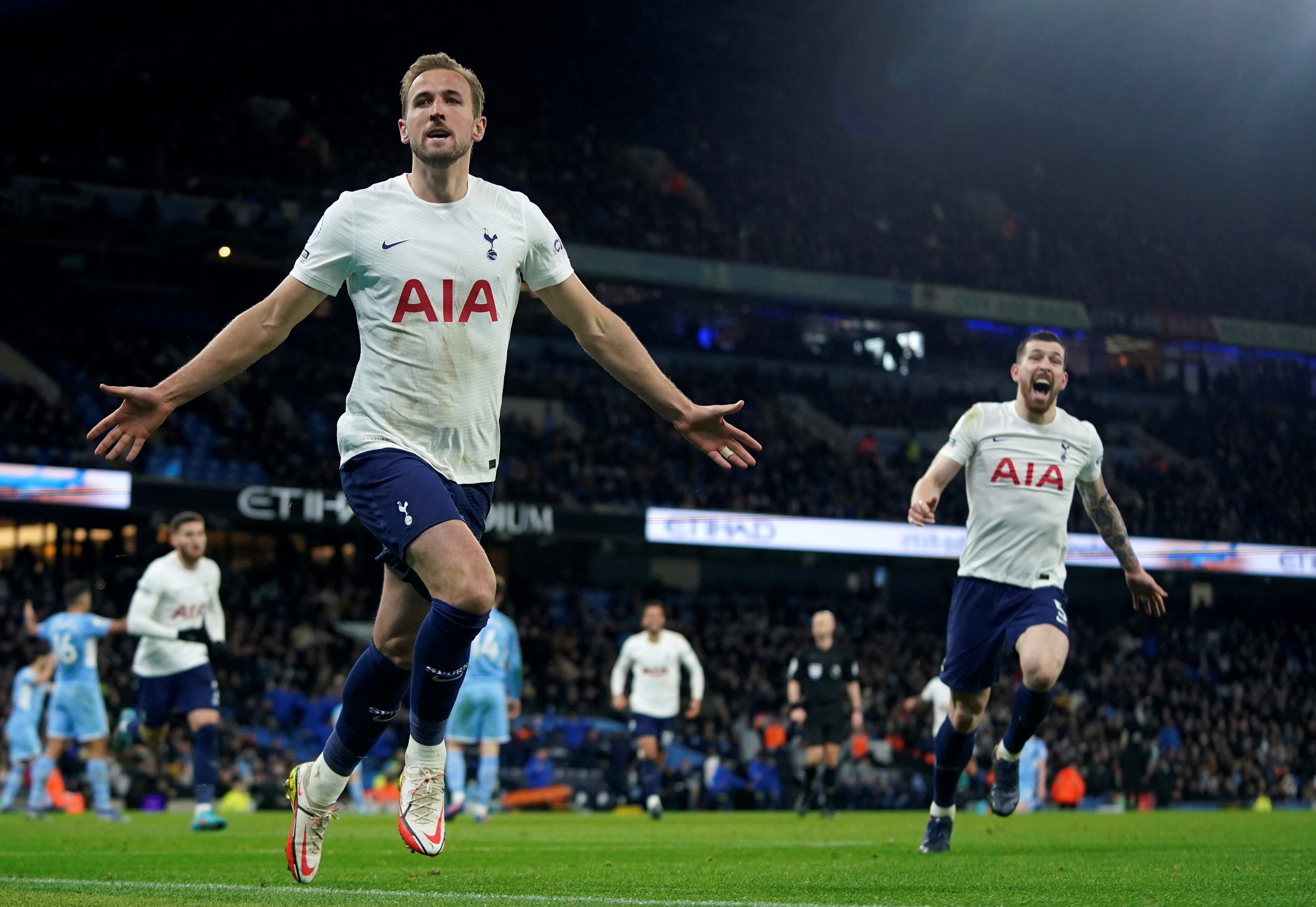 Harry Kane marcando el gol del triunfo para el equipo del "Cuti" Romero a los 95 minutos de partido. (AP)