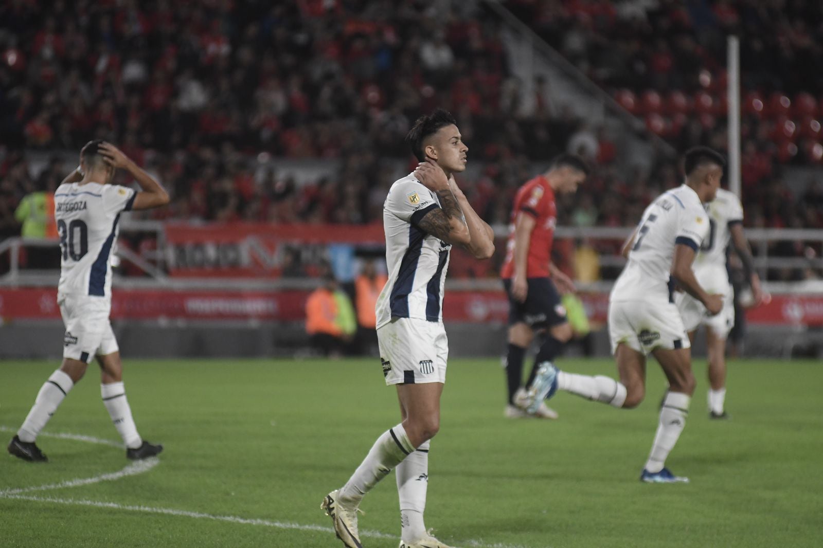 Muchas polémicas. Talleres visitó a Independiente por la última fecha de la Zona A de la Copa de la Liga Profesional 2024. (Federico López Claro / La Voz)