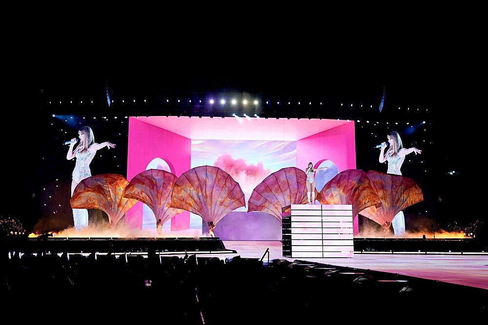 La gigantesca escenografía del The Eras Tour.