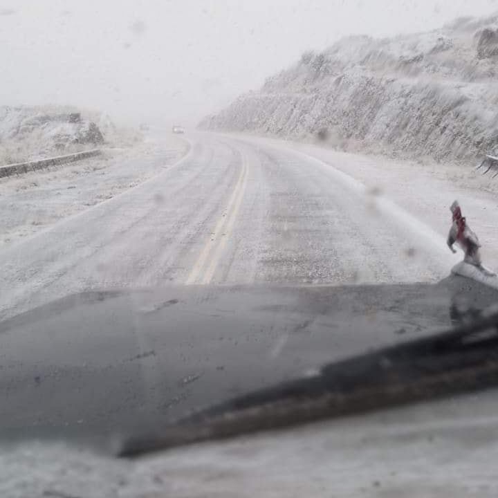 Ruta E34 inhabilitada por nieve y hielo acumulado sobre la carpeta asfáltica.