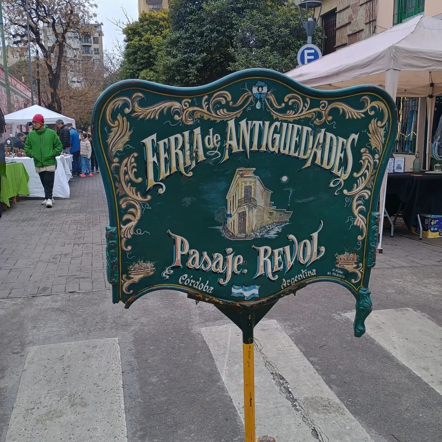 La feria de antigüedades abre los fines de semana.