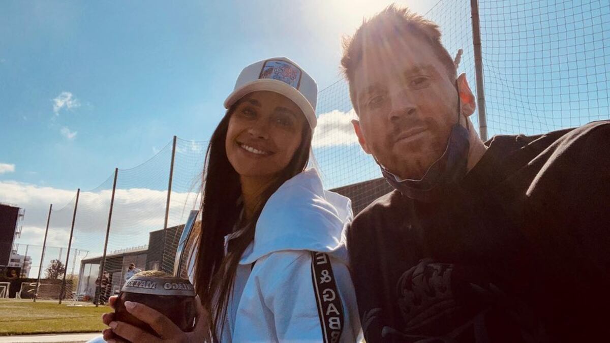 Antonela Roccuzzo y Lionel Messi compartieron un paseo romántico por París